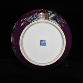 清乾隆茄皮紫釉珐琅彩花鸟石榴纹天球瓶 尺寸：43.5×33厘米 价格5800