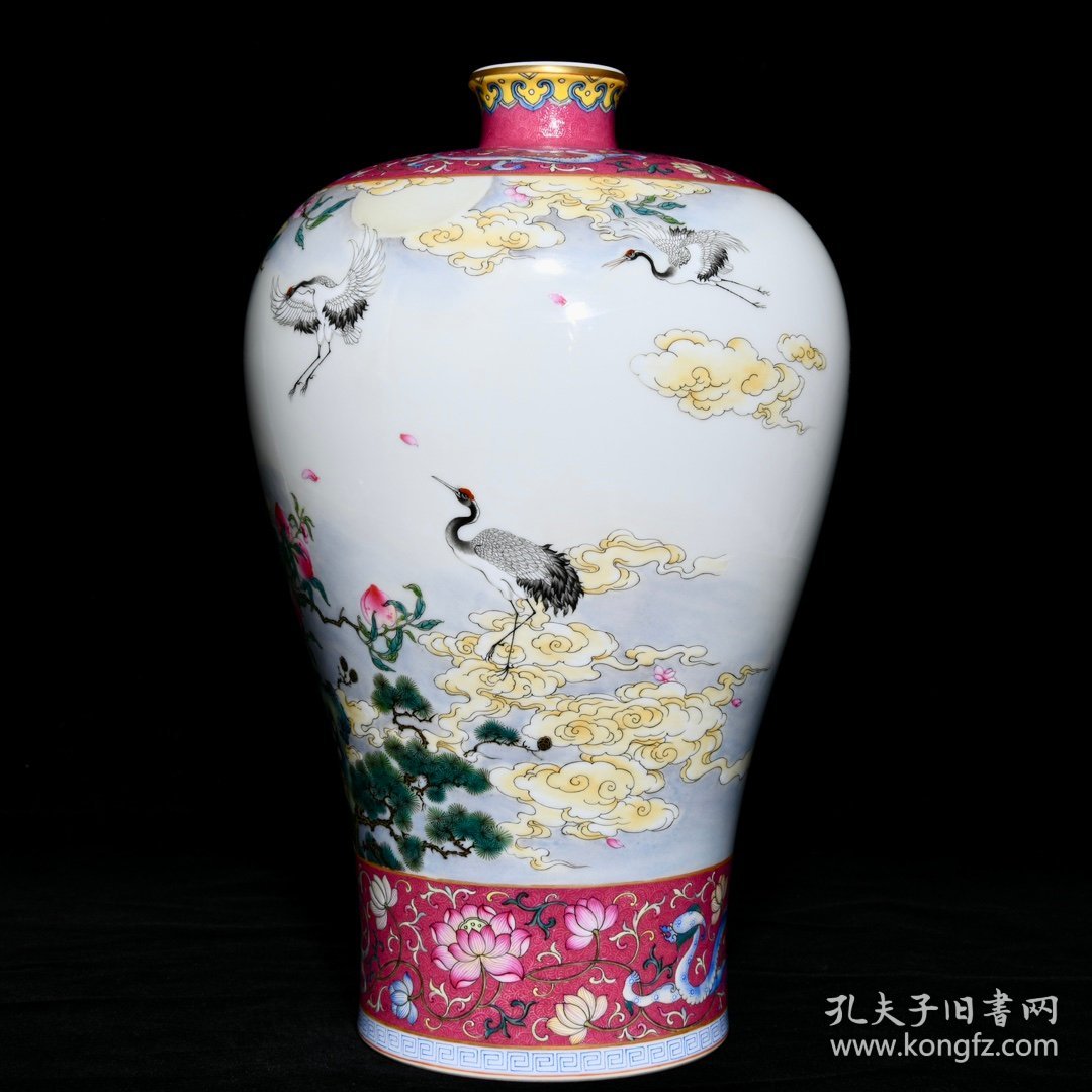 清雍正珐琅彩胭脂红轧道六合同春图梅瓶，尺寸高31.3cm直径20cm，价9750