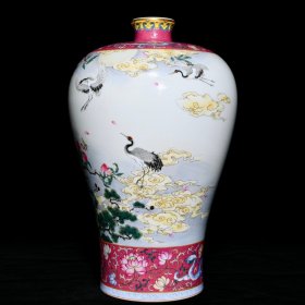 清雍正珐琅彩胭脂红轧道六合同春图梅瓶，尺寸高31.3cm直径20cm，价9750