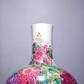 清乾隆珐琅彩绘菊花纹天球瓶