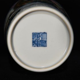 清乾隆粉彩百鸟朝凤纹瓶 尺寸：23×12厘米 价格3200