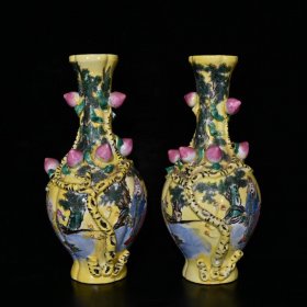 大清乾隆粉彩雕刻寿桃纹瓶（32×15cm）700元