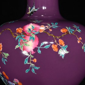 清乾隆茄皮紫釉珐琅彩花鸟石榴纹天球瓶 尺寸：43.5×33厘米 价格5800