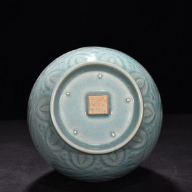 宋汝窑天青釉刻云鹤蒜头瓶(大宋汝窑清凉寺御制)款 高28厘米 宽13.5厘米 价格780