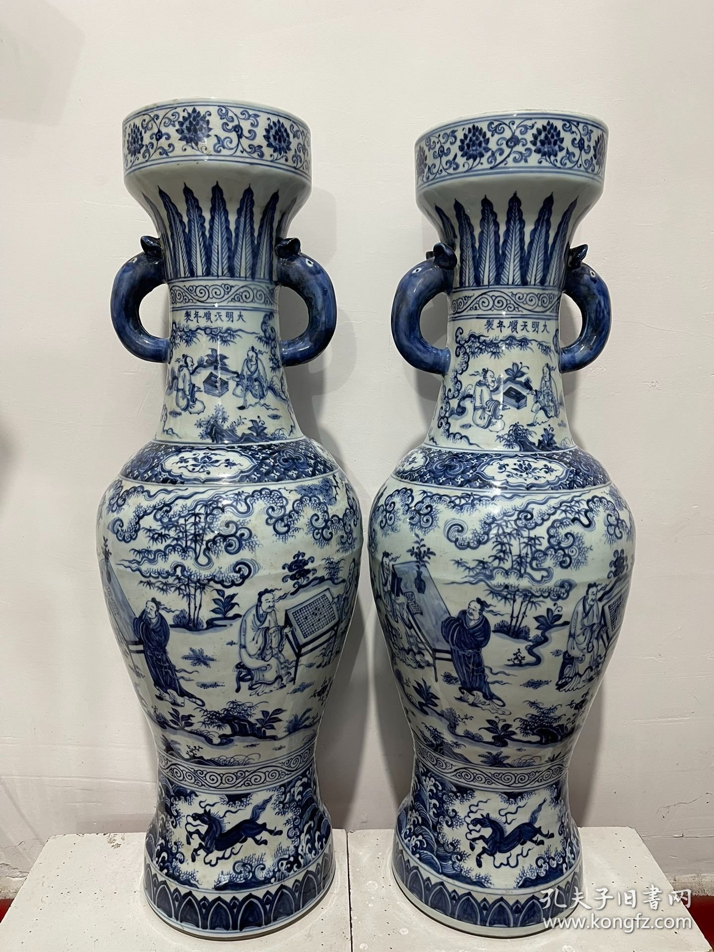 明天顺青花琴棋书画人物纹象耳瓶