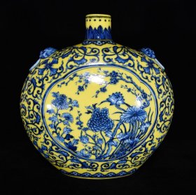 清乾隆黄釉青花花卉纹兽耳扁瓶 尺寸：29×29×15厘米 价格4200