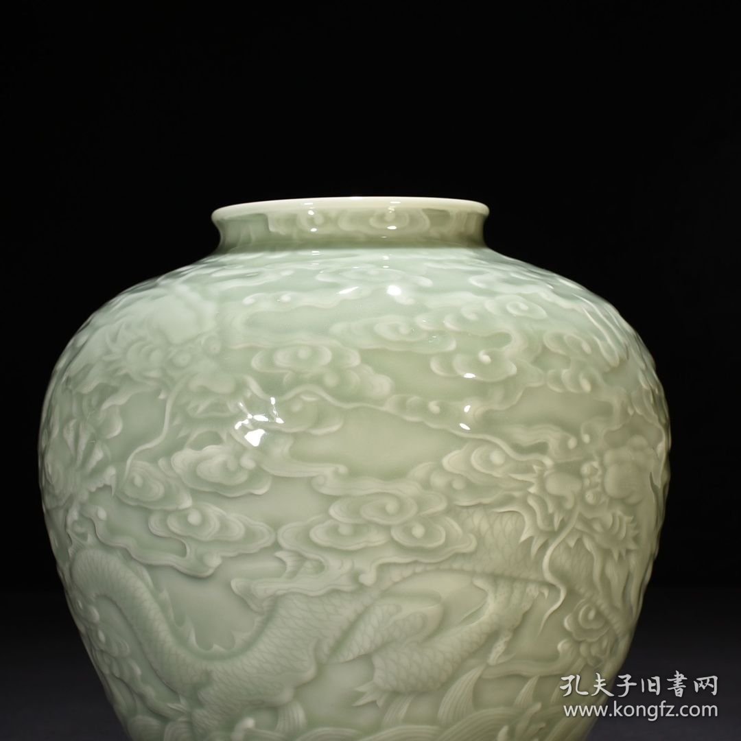 清乾隆粉青釉雕刻苍龙教子罐26*25厘米 7350元
