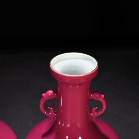 清雍正胭脂红釉双耳盘口瓶 尺寸:27*20厘米 价格1300