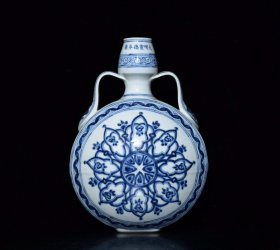 明宣德青花几何图纹扁瓶，高31.5×22.5厘米