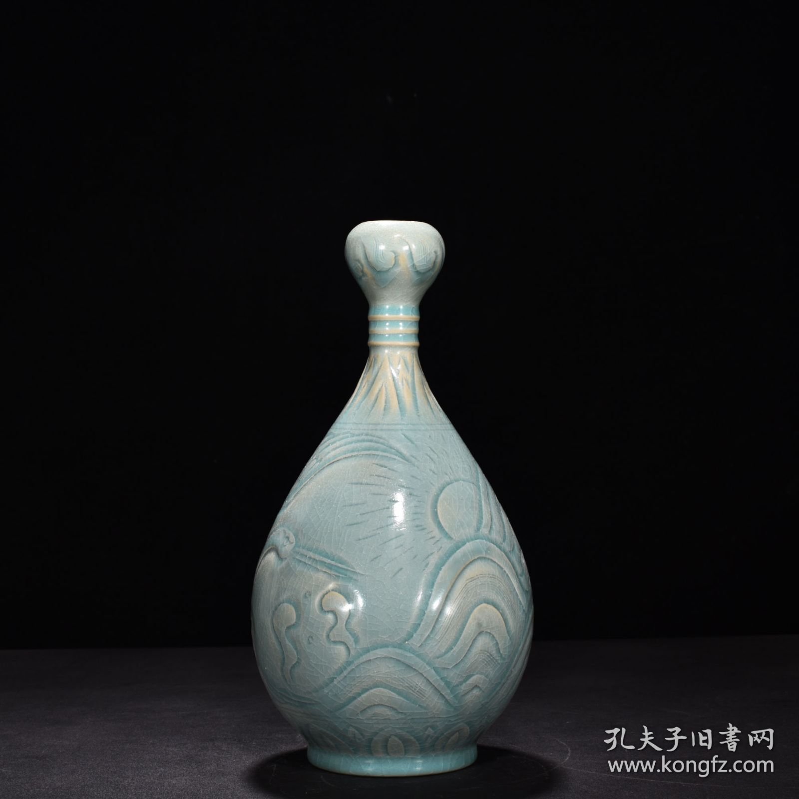 宋汝窑天青釉刻云鹤蒜头瓶（大宋汝窑清凉寺御制）款 高28厘米 宽13.5厘米 价格780
