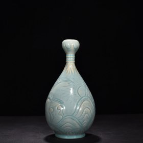 宋汝窑天青釉刻云鹤蒜头瓶(大宋汝窑清凉寺御制)款 高28厘米 宽13.5厘米 价格780