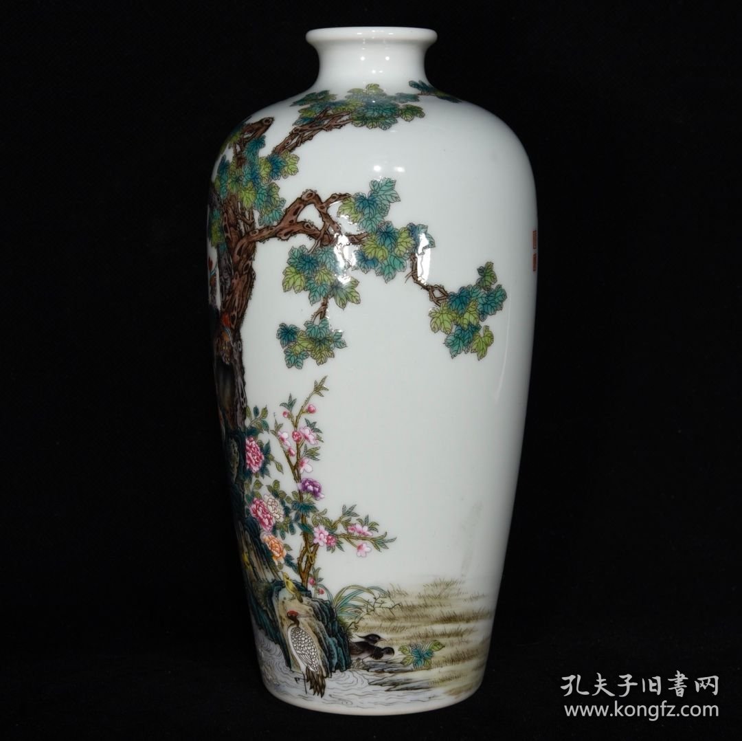 清乾隆粉彩百鸟朝凤纹瓶 尺寸：23×12厘米 价格3200