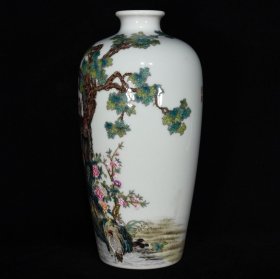 清乾隆粉彩百鸟朝凤纹瓶 尺寸：23×12厘米 价格3200