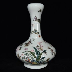 清乾隆粉彩花蝶纹蒜头瓶 尺寸：28×19厘米 价格5300
