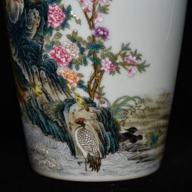 清乾隆粉彩百鸟朝凤纹瓶 尺寸：23×12厘米 价格3200