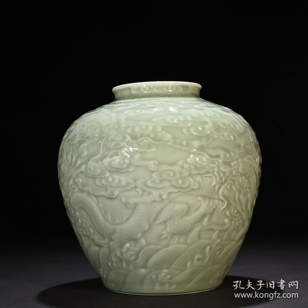 清乾隆粉青釉雕刻苍龙教子罐26*25厘米 7350元