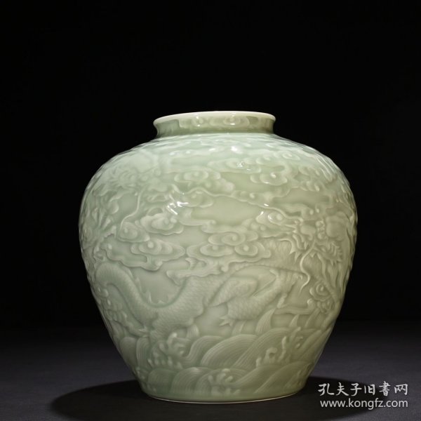 清乾隆粉青釉雕刻苍龙教子罐26*25厘米 7350元