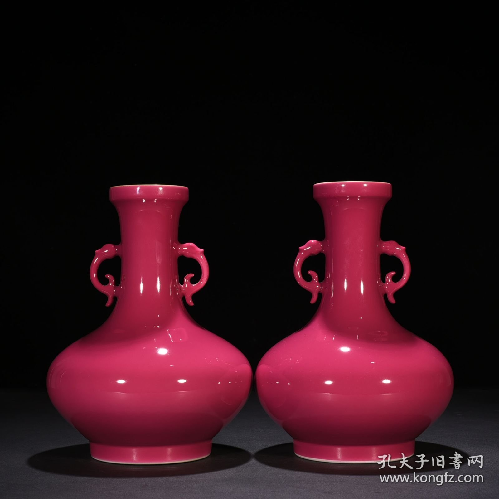 清雍正胭脂红釉双耳盘口瓶 尺寸：27*20厘米 价格1300