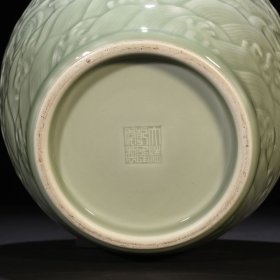 清乾隆粉青釉雕刻苍龙教子罐26*25厘米 7350元