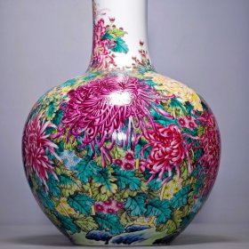 清乾隆珐琅彩绘菊花纹天球瓶