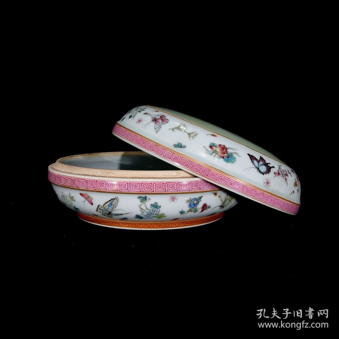 清雍正粉彩人物故事纹果盒