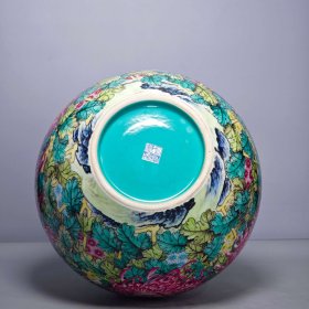 清乾隆珐琅彩绘菊花纹天球瓶