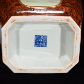 清乾隆木纹釉开窗人物故事诗意方瓶 尺寸：33.5×17×13厘米 价格6500