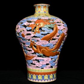 清 乾隆粉彩鎏金镂空浮雕龙凤纹梅瓶，高37.8cm直径26cm，价15000.