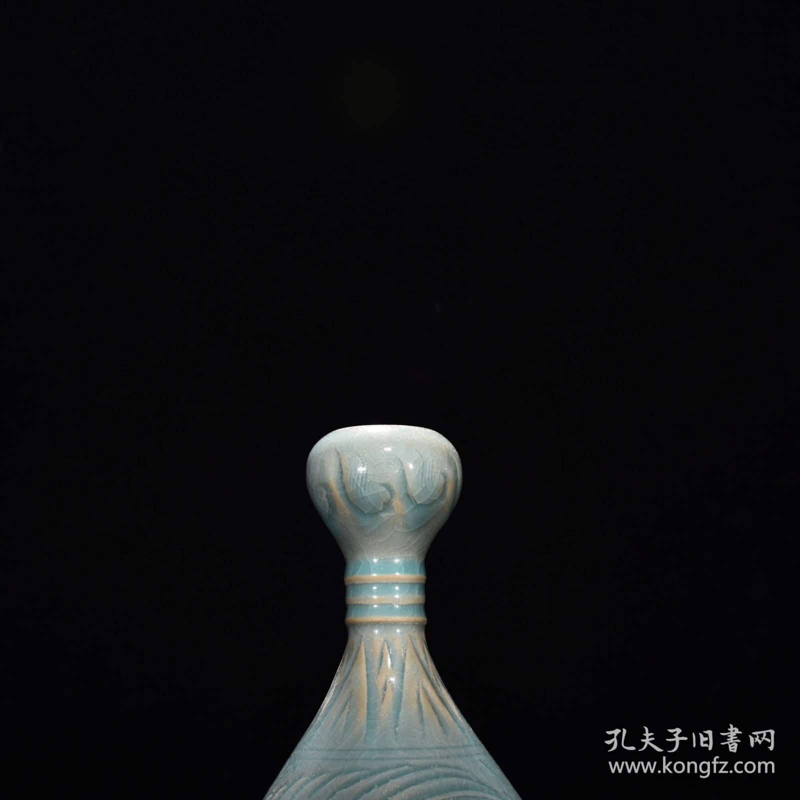 宋汝窑天青釉刻云鹤蒜头瓶（大宋汝窑清凉寺御制）款 高28厘米 宽13.5厘米 价格780