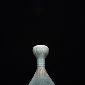 宋汝窑天青釉刻云鹤蒜头瓶(大宋汝窑清凉寺御制)款 高28厘米 宽13.5厘米 价格780