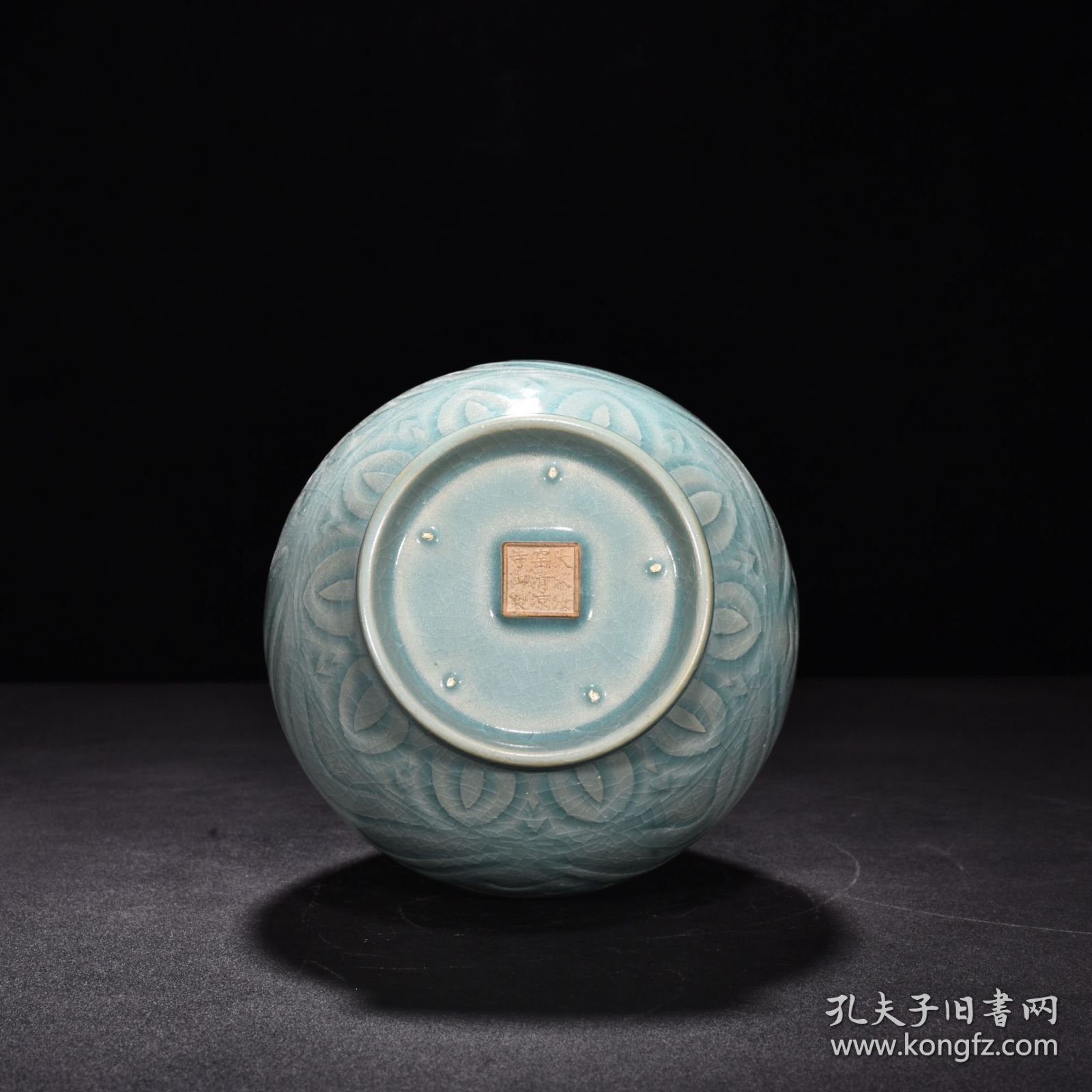 宋汝窑天青釉刻云鹤蒜头瓶（大宋汝窑清凉寺御制）款 高28厘米 宽13.5厘米 价格780