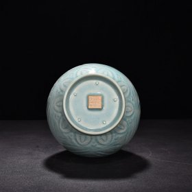 宋汝窑天青釉刻云鹤蒜头瓶(大宋汝窑清凉寺御制)款 高28厘米 宽13.5厘米 价格780