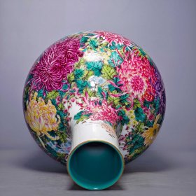 清乾隆珐琅彩绘菊花纹天球瓶