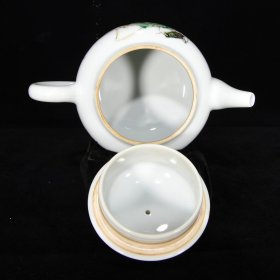 清雍正珐琅彩白菜纹壶，11×15，价格:1760