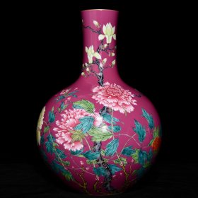 雍正胭脂红地粉彩花卉纹天球瓶  ；高35.5cm直径27cm  ；价7500