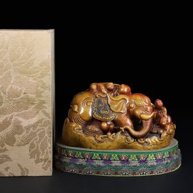 旧藏寿山石原石雕刻童子戏象印章摆件；印章净长16.5厘米宽13.5厘米高10.5厘米；净重2393克；价格16150元；搭配布盒与底座