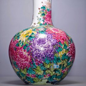清乾隆珐琅彩绘菊花纹天球瓶