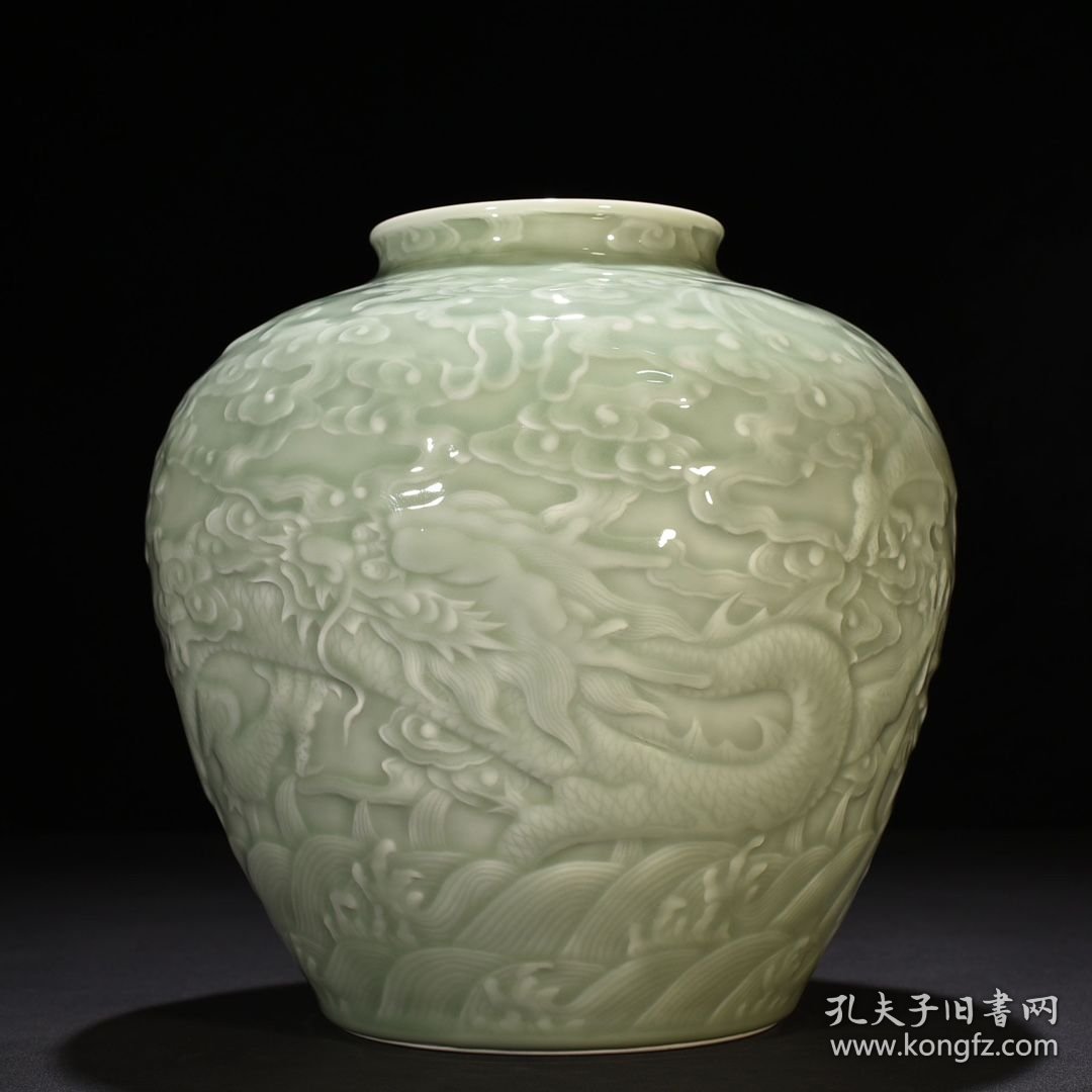 清乾隆粉青釉雕刻苍龙教子罐26*25厘米 7350元