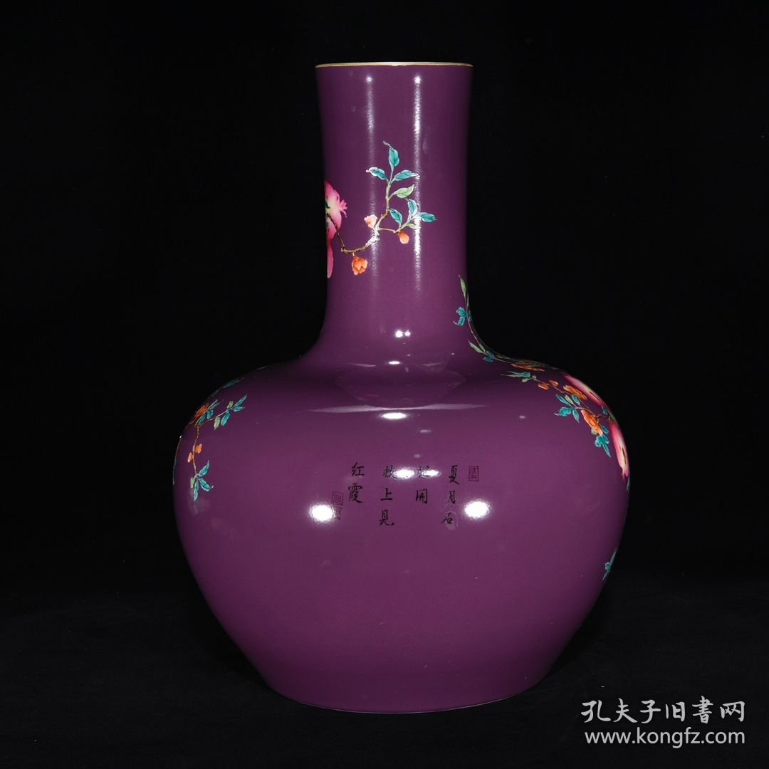 清乾隆茄皮紫釉珐琅彩花鸟石榴纹天球瓶 尺寸：43.5×33厘米 价格5800