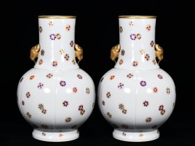 清乾隆年制 粉彩鎏金皮球花鹿头瓶 对价5400￥
高30厘米 直径20厘米