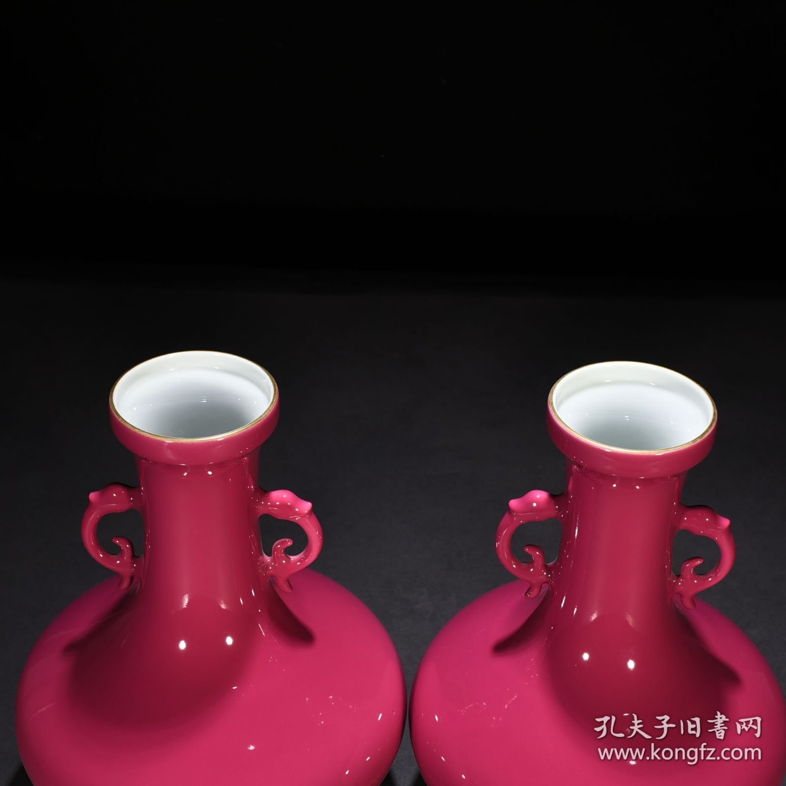 清雍正胭脂红釉双耳盘口瓶 尺寸：27*20厘米 价格1300