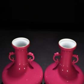 清雍正胭脂红釉双耳盘口瓶 尺寸:27*20厘米 价格1300