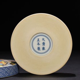 清雍正珐琅彩美人带子人物粉盒印盒 尺寸:4.5*12.5厘米 价格3000