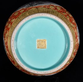清乾隆浮雕鎏金墨彩山水纹兽耳瓶 尺寸：46.5×34厘米 价格7300