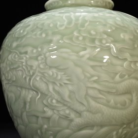 清乾隆粉青釉雕刻苍龙教子罐26*25厘米 7350元