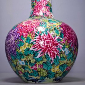 清乾隆珐琅彩绘菊花纹天球瓶