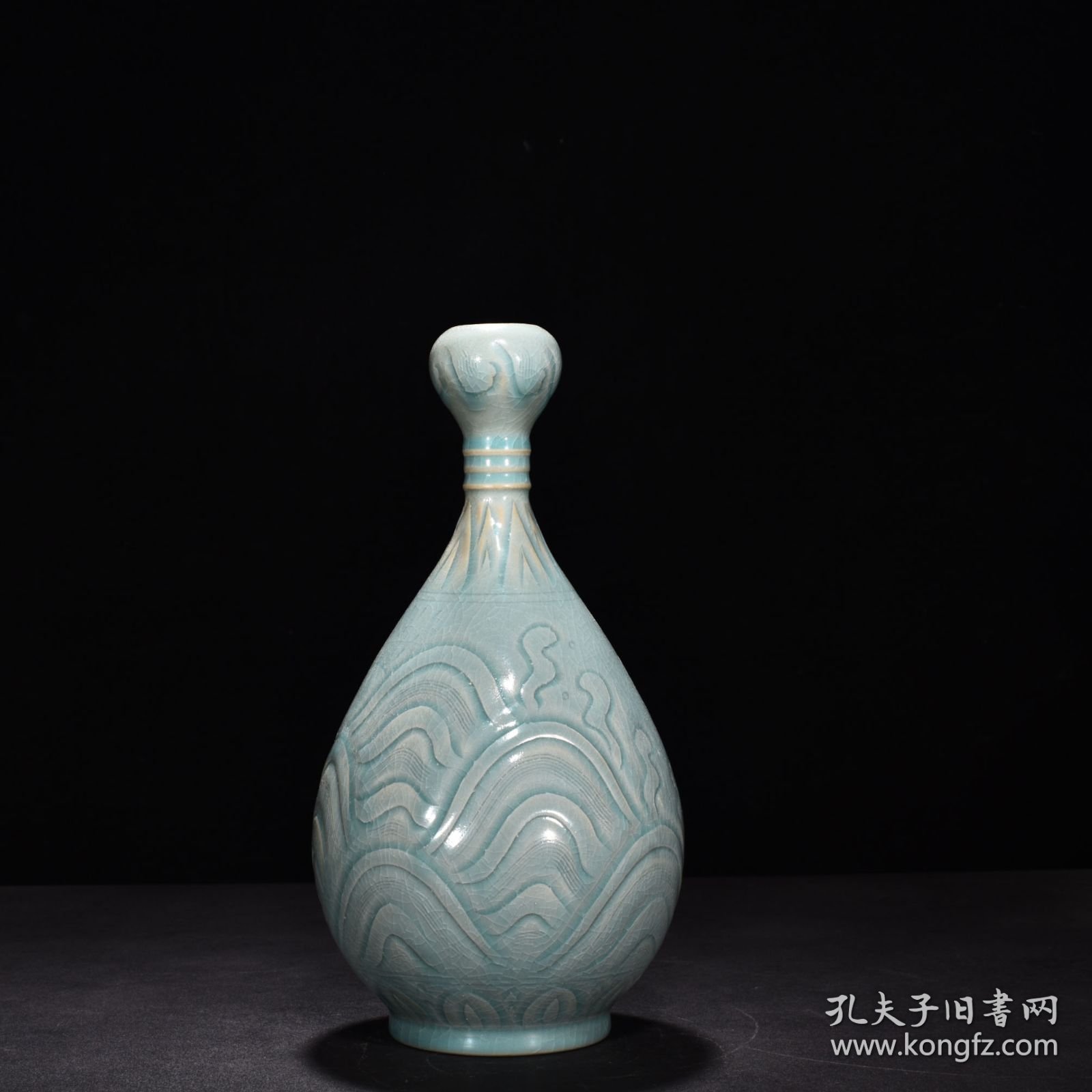 宋汝窑天青釉刻云鹤蒜头瓶（大宋汝窑清凉寺御制）款 高28厘米 宽13.5厘米 价格780