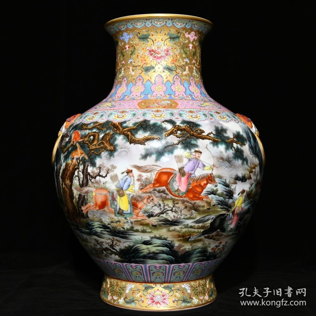 清乾隆金地粉彩通景乾隆狩猎图辅首尊