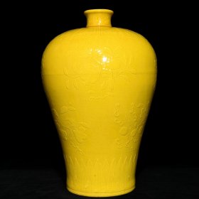 明永乐黄釉刻花三果纹梅瓶，高42cm直径27cm，价2850