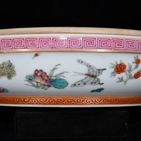 清雍正粉彩人物故事纹果盒